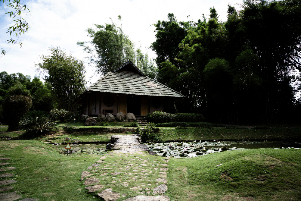 How to Design a Lawn With Cottage Garden Style